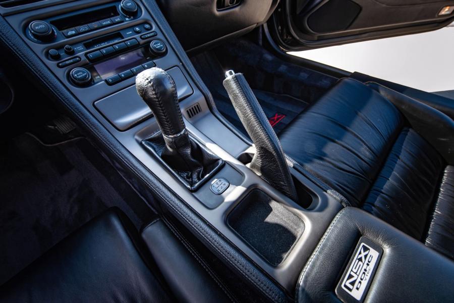 Детали интерьера Acura NSX 1991 года  (фото 70 из 97)